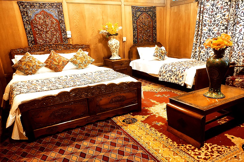 Royal Dandoo Palace Houseboat