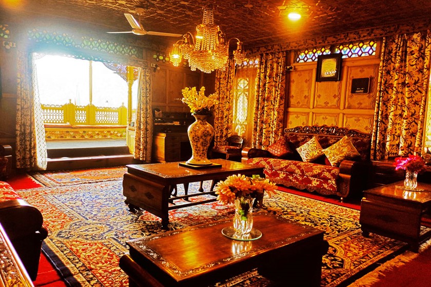 Royal Dandoo Palace Houseboat